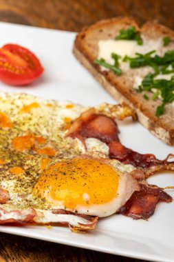 İki yumurta bir tabakta güneşli.