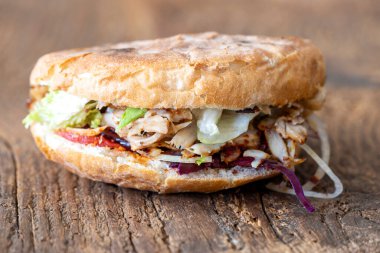 Doener Kebap 'ın tahtadaki yakın çekimi.