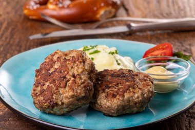 Bir tabakta iki bavyera köftesi