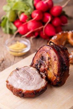 Kesme tahtasında ızgara domuz eti.