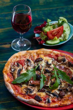 Salatalı bir pizzanın genel görünümü