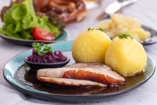 Bavyera usulü kızarmış domuz etli börek.