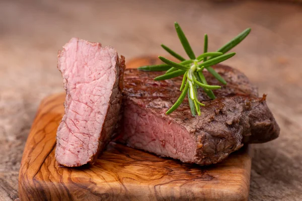 Gegrilltes Steak Auf Holz Mit Rosmarin — Stockfoto