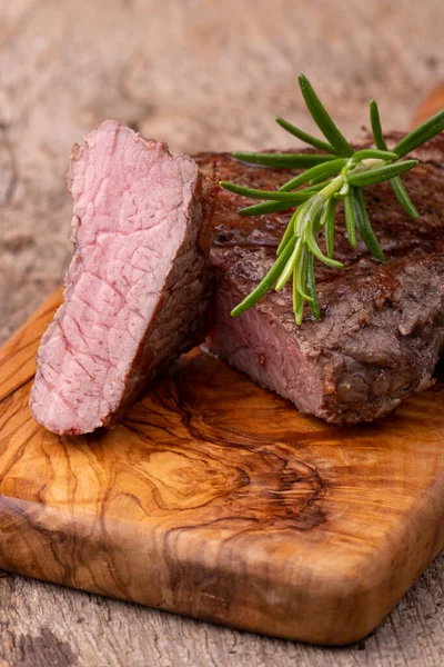 Grilovaný Steak Dřevě Rozmarýnem — Stock fotografie