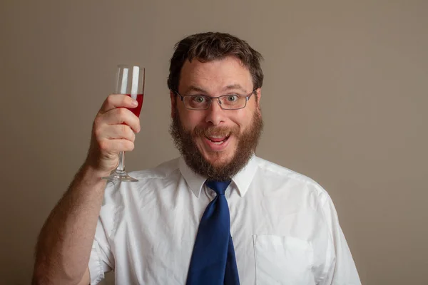 Homem Segura Algum Vinho Sua Mão Com Sorriso Muito Grande — Fotografia de Stock