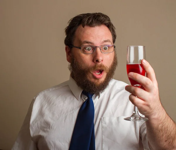 Facet Szykując Się Picia Czerwonego Wina — Zdjęcie stockowe