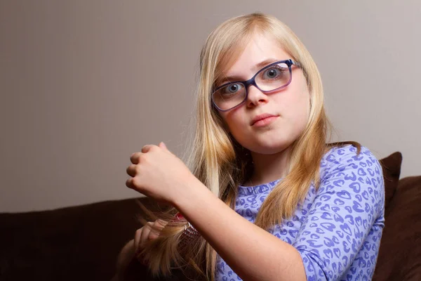Menina Jovem Usando Óculos Com Cabelos Longos Tentando Escová — Fotografia de Stock