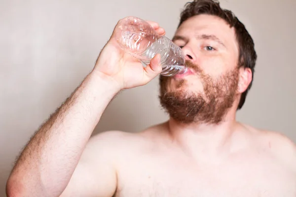 Muž Který Držel Láhev Vody Pít Mimo — Stock fotografie
