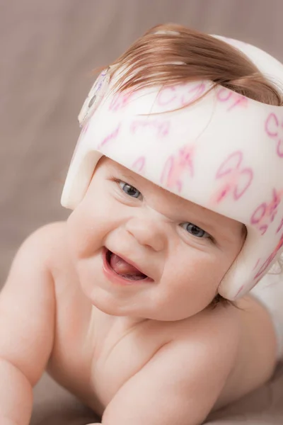 Kız kim var kafa yeniden şekillenen kalıp kask tarafından