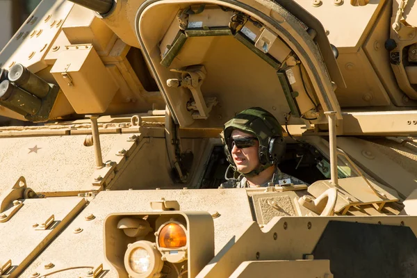 Middleton, Idaho - 4 Temmuz 2012: Middleton, Idaho'da 4 Temmuz geçit töreni sırasında kafasını dışarı çıkaran bir bradley savaş aracının sürücüsü