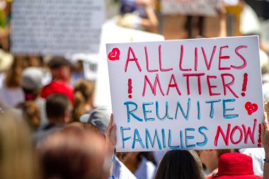 Boise, Idaho - 30 Haziran 2018: Boise, Idaho'daki Famlies Belong Together protestosu sırasında aileleri yeniden bir araya getirelim ilerliyoruz
