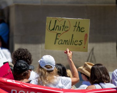 Boise, Idaho - 30 Haziran 2018: Boise, Idaho'daki Aileleri Bir Arada Tut Protestosu sırasında aileleri birleştirmemizi isteyen tabela