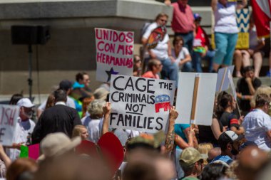 Boise, Idaho - 30 Haziran 2018: Aileler boise, Idaho'da düzenlenen mitingde tabela lar bekletiliyor