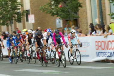 Boise, Idaho-16 Temmuz 2016: Boise Twilight Criterium sırasında birbirleriyle yarışan biniciler hattı