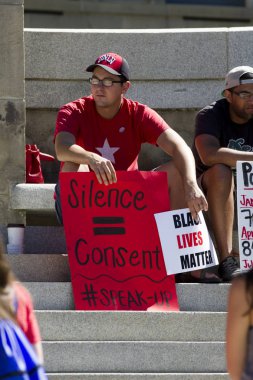 Boise, Idaho-16 Temmuz 2016: Boise, Idaho'daki Black Lives Matter Protestosu sırasında siyah amerikalıların muamelesini protesto eden adam