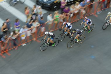 Boise, Idaho-16 Temmuz 2016: Boise Twilight Criterium yarışçıları Boise, Idaho'da kalabalığın yanından geçiyor