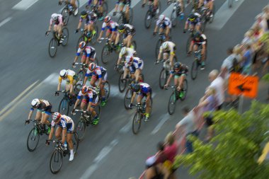 Boise, Idaho-16 Temmuz 2016: Boise Twilight Criterium yarışında binici grubu.