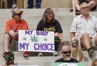 Boise, Idaho/Abd - 7 Mayıs 2016: Küresel Marihuana Yürüyüşü sırasında Idaho'da marihuana kullanımına karşı yasaları protesto eden bir tabela tutan kadın.