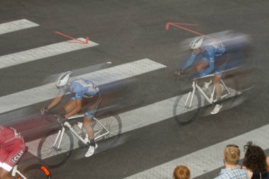 Boise, Idaho-16 Temmuz 2016: Boise Twilight Criterium sırasında bu biniciler geceleri yarışıyor