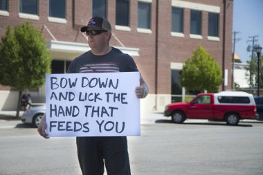 Meridian, Idaho/Usa - 30 Temmuz 2016: Meridian Polis Departmanı Rallisi sırasında polise karşı protesto eden adam
