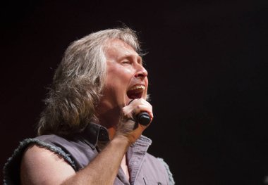 Garden City, Idaho - 26 Temmuz 2016: Kansas grubundan Ronnie Platt, Revolution Concert House'daki turnesinde bir şarkı seslendirdi.