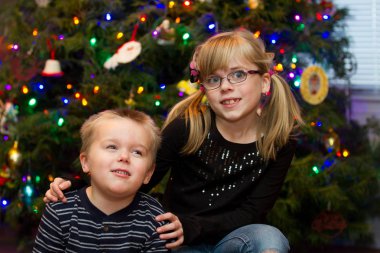 Bu çocuklar Noel 'i seviyorlar ve alacakları hediyeleri düşünüyorlar.