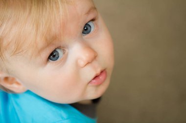 Çocuk kameraya bakıyor.