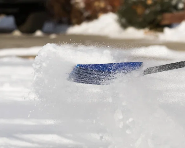 Schaufel Mitten Der Schneeschaufel — Stockfoto