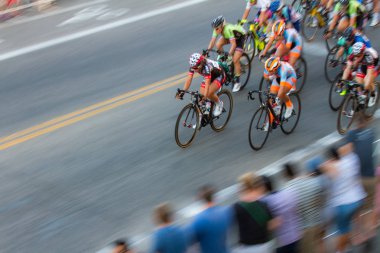 Boise, Idaho - 14 Temmuz 2018: Boise Twilight criterium sırasında kalabalığın önünden geçen büyük bir grup binici