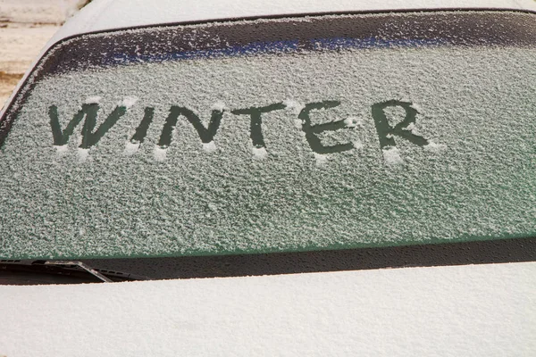 Αυτοκίνητο Χιόνι Στο Παρμπρίζ Και Λέξεις Του Χειμώνα Γραμμένο — Φωτογραφία Αρχείου