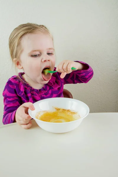 Girl Putting Food Her Mouth She Very Hungry — Stock Photo, Image