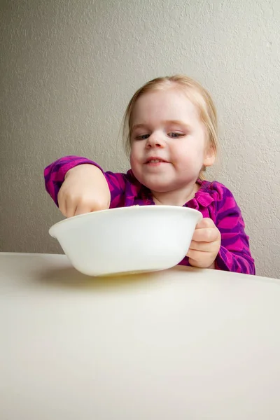 Girl Tipping Her Bowl Get All Food — Stock Photo, Image