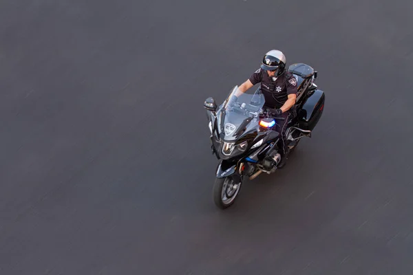 Boise her şeyin yolunda olduğundan emin olmak için sokakta devriye geziyor.