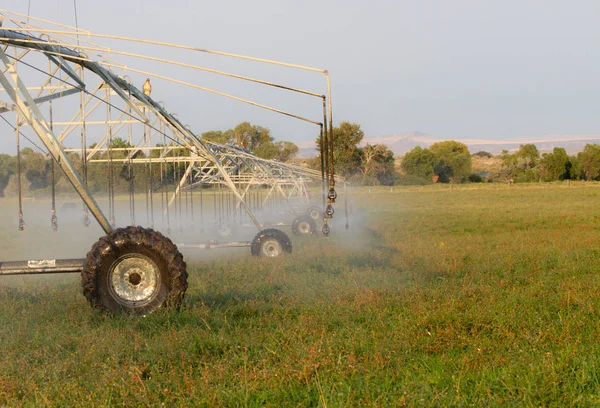 Systeem sprinkler werken om de velden te water — Stockfoto