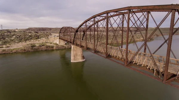 Guffy Bridge i Idaho går över floden — Stockfoto