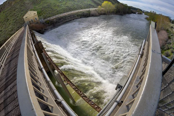 Hydroelektrická přehrada poskytující energii městu — Stock fotografie