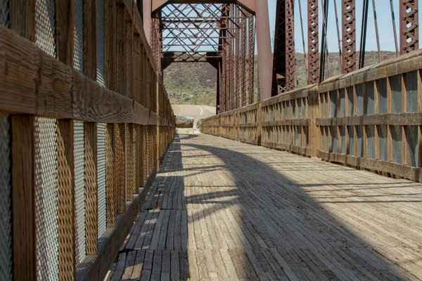 Chůze po dřevěném mostu během léta — Stock fotografie