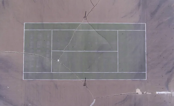 Melihat ke bawah di lapangan tenis tua — Stok Foto