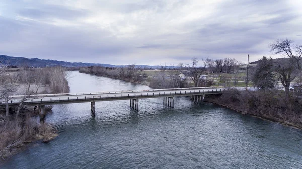 V zimním období přejede most přes vodu. — Stock fotografie