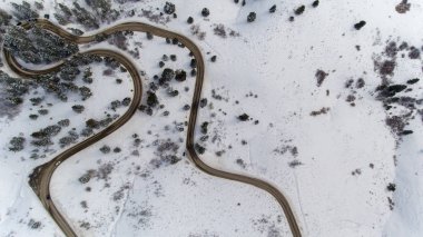 rüzgarlı Yol kışın dağlardan geçiyor