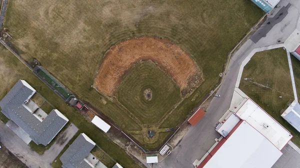 Olhando para baixo em um campo de beisebol vazio — Fotografia de Stock