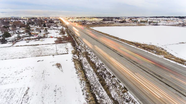 Traffico in movimento sulla superstrada come colpo da un drone — Foto Stock