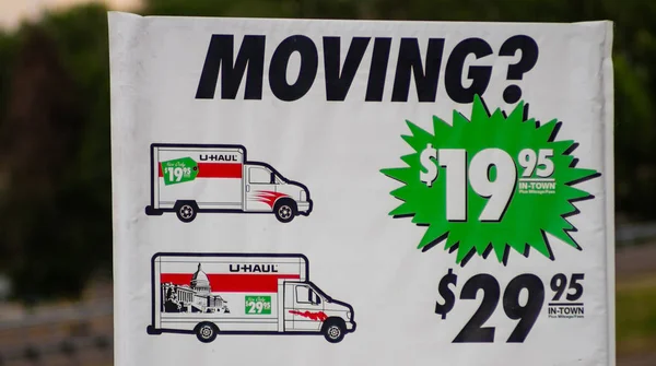 Eşyalarımızı yüklemek için hareketli günde U-Haul kullanma
