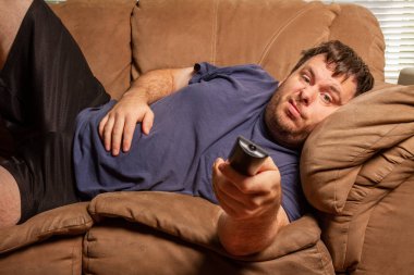 Tv izlerken bu adam mutlu görünmüyor