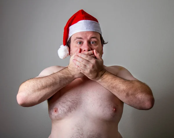 Толстый Санта держит рот, а выглядит так, как будто он хочет кричать — стоковое фото