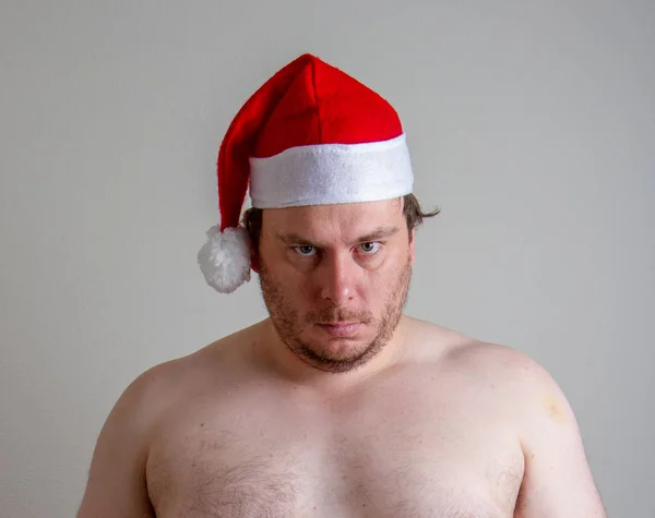 En colère regardant Père Noël qui ne porte pas une chemise — Photo