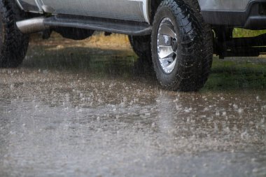 Park halindeki bir kamyonun etrafına düşen yağmur damlaları
