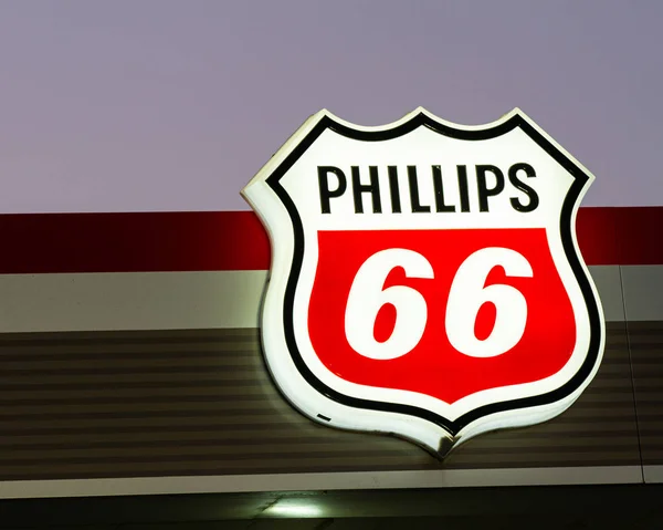 Verlicht Phillips 66 tankstation Sign 's nachts — Stockfoto