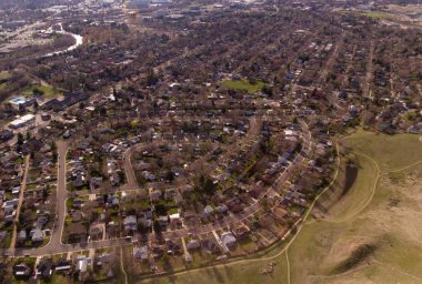 Bir topluluk oluşturan bir grup evin havadan görünüşü