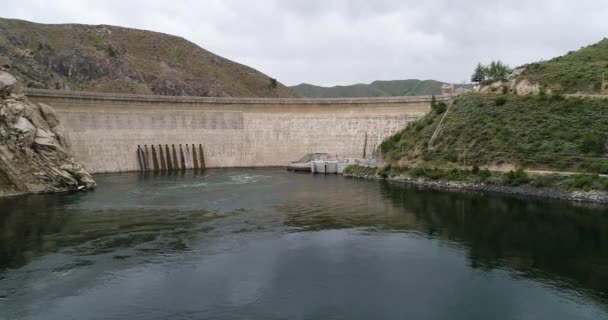 Чорт візьми воду ззаду — стокове відео